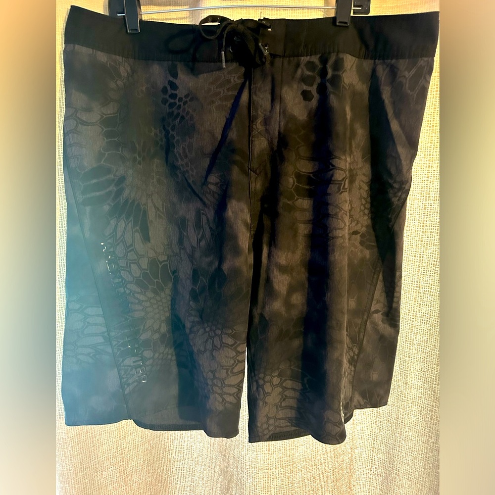 American Fighter Swin Shorts size 38 cryptek camo
